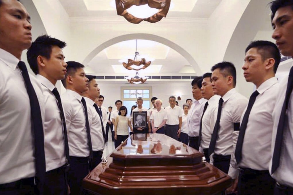 Lee Hsien Loong and family pay their respects. Photo: Reuters