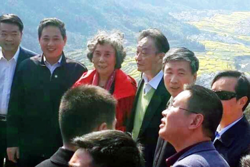 Wu Bangguo (centre) visits a rapeseed farm in Jiangxi. It was the first reported public appearance of the former chairman of the NPC Standing Committee since April. Photo: Sina Weibo