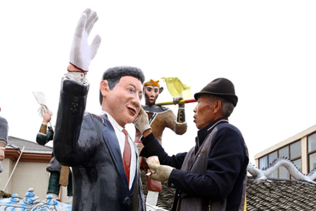 Chinese villager Zheng Hongkang, a keen amateur painter, adds a dash of colour to his life-sized clay model of President Xi Jinping. Photo: Dfic.cn