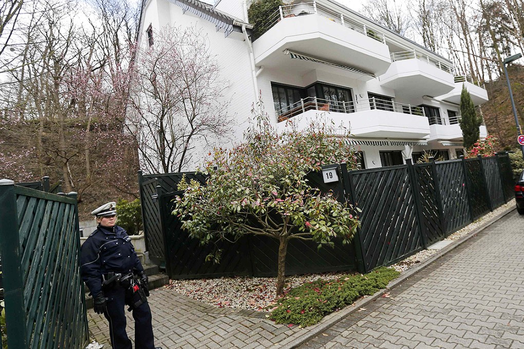 A police officer stands next to the apartment believed to belong to Germanwings co-pilot Lubitz in Dusseldorf. Photo: Reuters