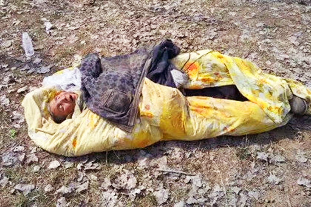 The woman as she was found in the field. Photo: Sinanews.com