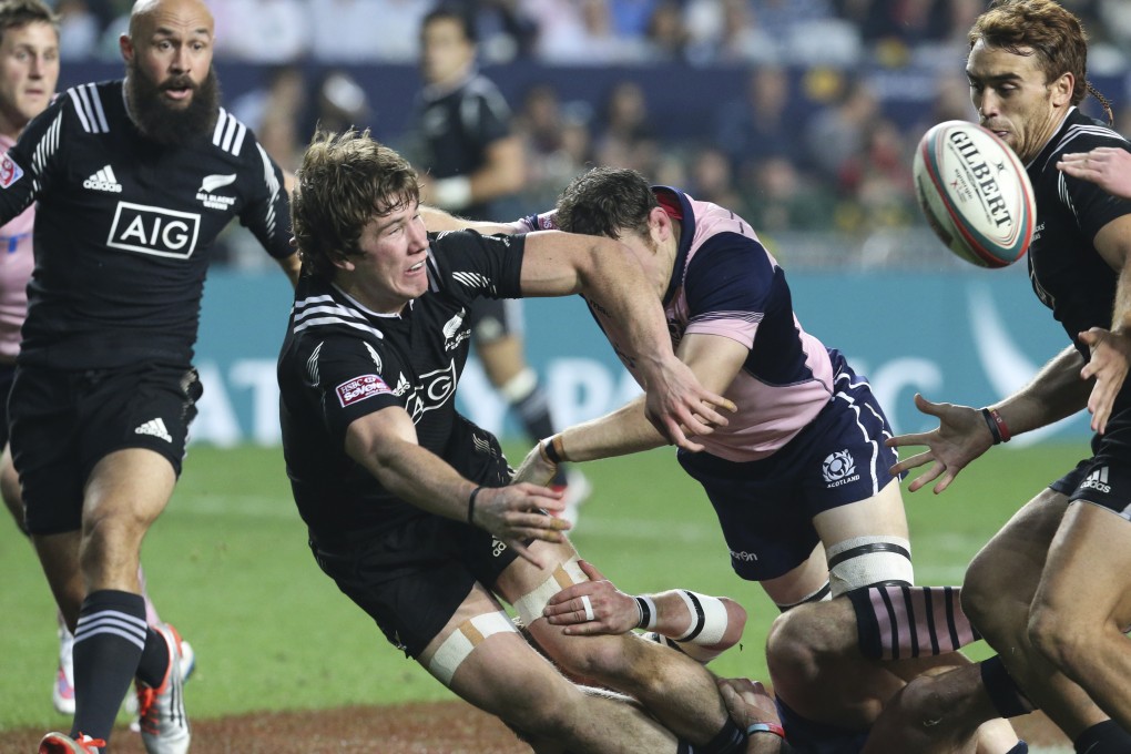New Zealand captain DJ Forbes (far left) moves in to direct play as Sam Dickson offloads against Scotland. The All Blacks Sevens won their opening match 26-7 on Friday night at the Hong Kong Sevens. Photos: KY Cheng/SCMP