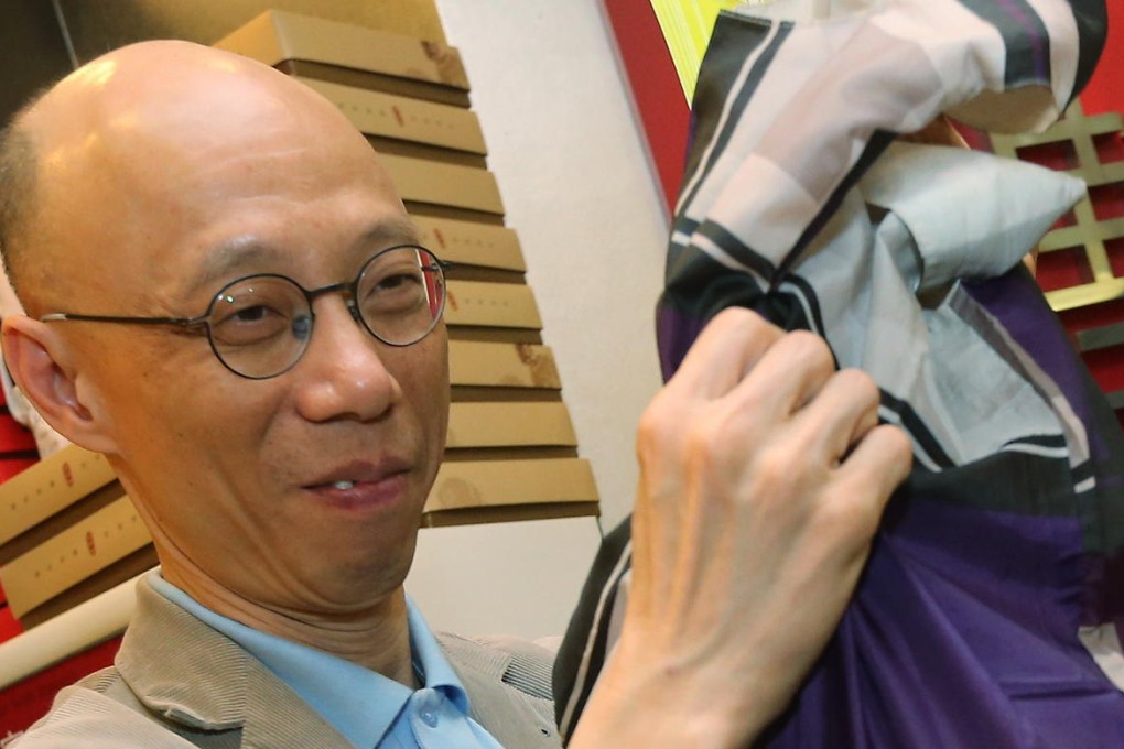 Secretary for the Environment Wong Kam-sing uses his own bag in a Tsuen Wan shop to promote the plastic bag levy. Photo: David Wong