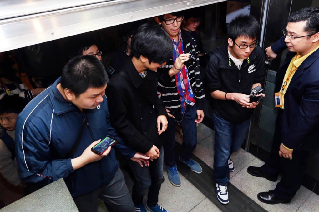 Fans started queuing outside Sai Ying Pun station at 4am to ensure they were the first to view the facilities. Photo: David Wong
