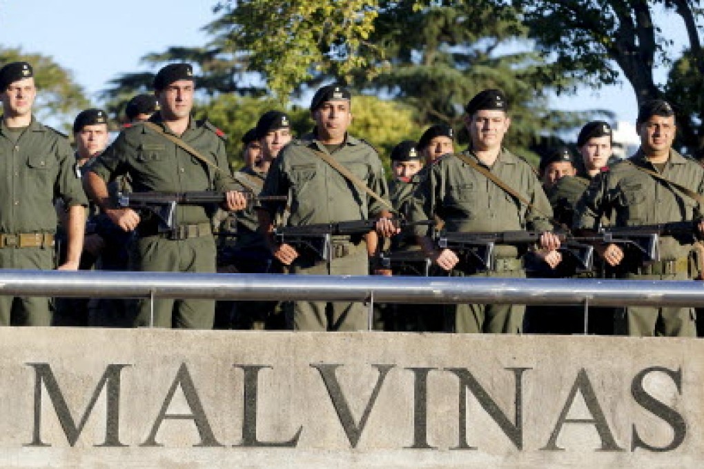 A row of Gendarmerie officers pay tribute to the Argentine servicemen who died in the 1982 Falklands War on the 33rd anniversary in Rosario April 2, 2015. Photo: Reuters