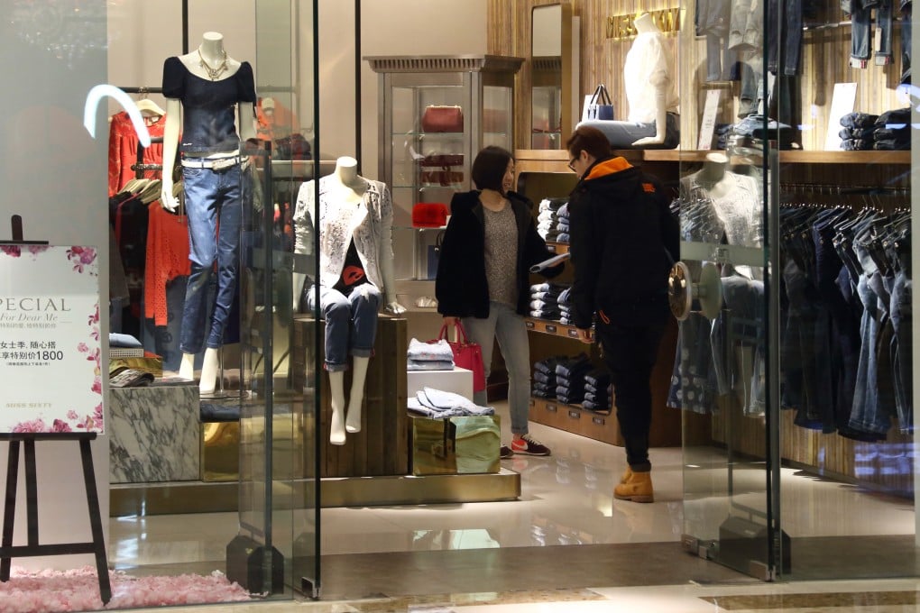 A couple looks at clothing at a shopping mall in Beijing. Start-up ShopRunner aims to help American retailers sell online to China's middle class. Photo: Bloomberg