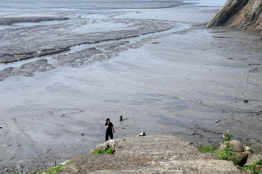 People can now walk across parts of Taoyuan's Shihmen Dam that have dried up amid Taiwan's driest season since 1947. Photo: AFP