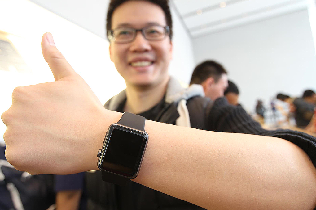Software engineer Mac Li gives the new Apple Watch the thumbs up. Photo: Simon Song