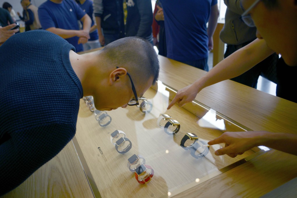 A customer looks at Apple Watches at the Beijing Apple store on April 10, 2015. Photo: AFP