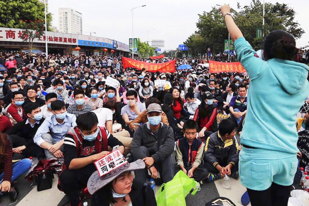 Residents occupy a street in downtown Heyuan on Sunday, demanding the government scrap an 8 billion-yuan coal plant. Photo: SCMP Pictures