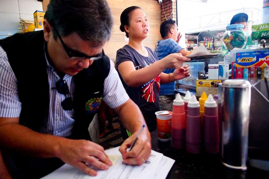 Investigators at a Chinese cafeteria in Rio.Photo: Heriberto Araújo