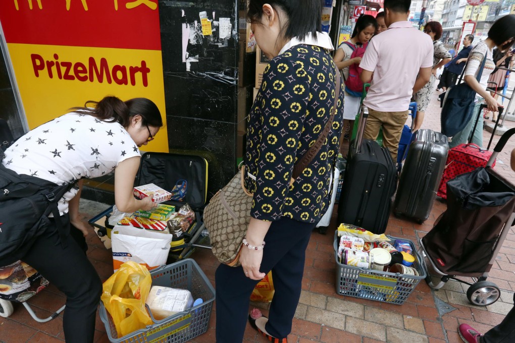 Busy traders in Yuen Long yesterday.Photo: Jonathan Wong
