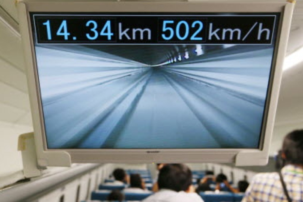 A screen monitor inside Central Japan Railway Co.'s L0 series maglev train shows the train is running at a speed of over 500 km/h during a test-ride. Photo: Kyodo