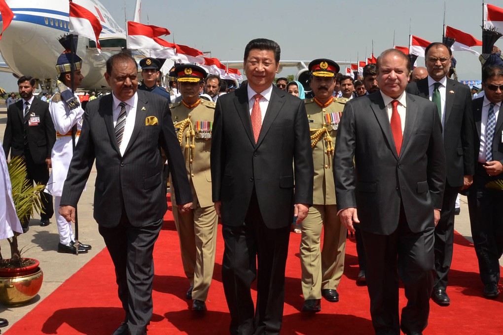 President Xi Jinping (centre) walks with Pakistani President Mamnoon Hussain (left) and Prime Minister Nawaz Sharif after his arrival in Pakistan. Photo: AFP