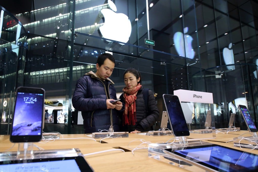 iPhone shoppers in Beijing, China. Apple recently began allowing customers to trade-in their old devices. Photo: Bloomberg