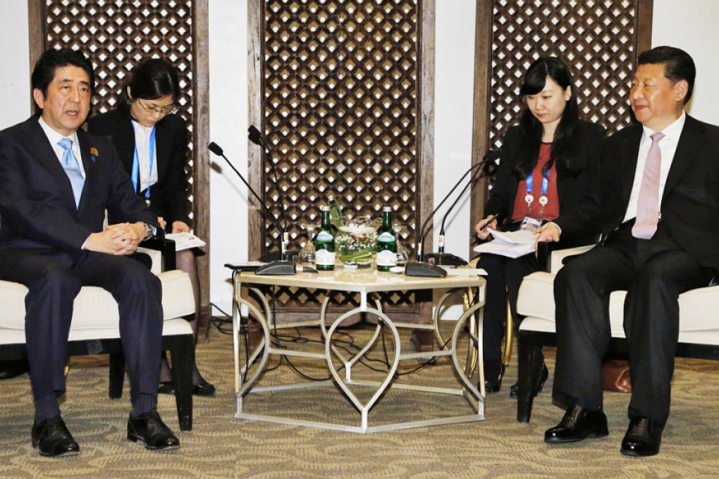 Chinese President Xi Jinping (right) talks with Japan's Prime Minister Shinzo Abe during their bilateral meeting on the sideline of the Asian African Summit in Jakarta, Indonesia on Wednesday. Photo: Kyodo/AP