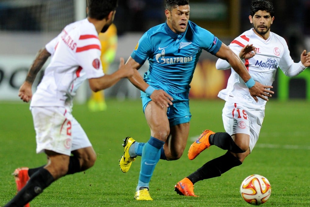 Zenit's Hulk attempts to evade Sevilla's defence. Photo: AFP