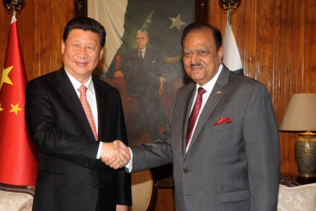 Chinese President Xi Jinping shakes hands with Pakistani President Mamnoon Hussain in Islamabad on Tuesday. Photo: EPA