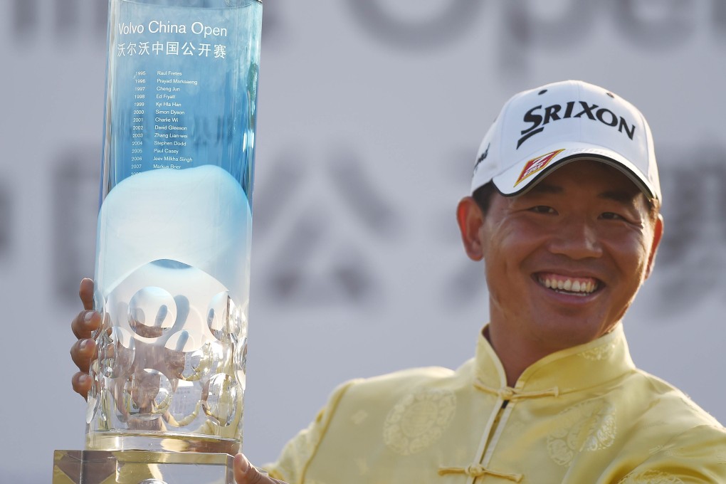 Wu Ashun poses with the trophy after winning the Volvo China Open in Shanghai. Photos:  AFP