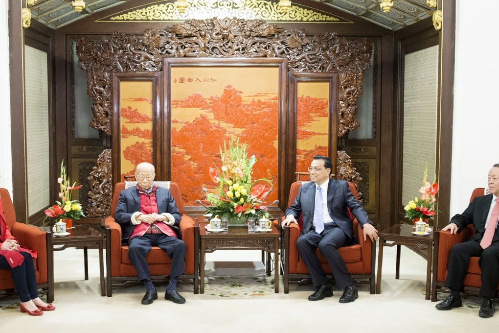Chinese Premier Li Keqiang (second right) meets with Jao Tsung-I (second left), emeritus professor of the University of Hong Kong and a member to China's Central Research Institute of Culture and History, in Beijing. Photo: Xinhua
