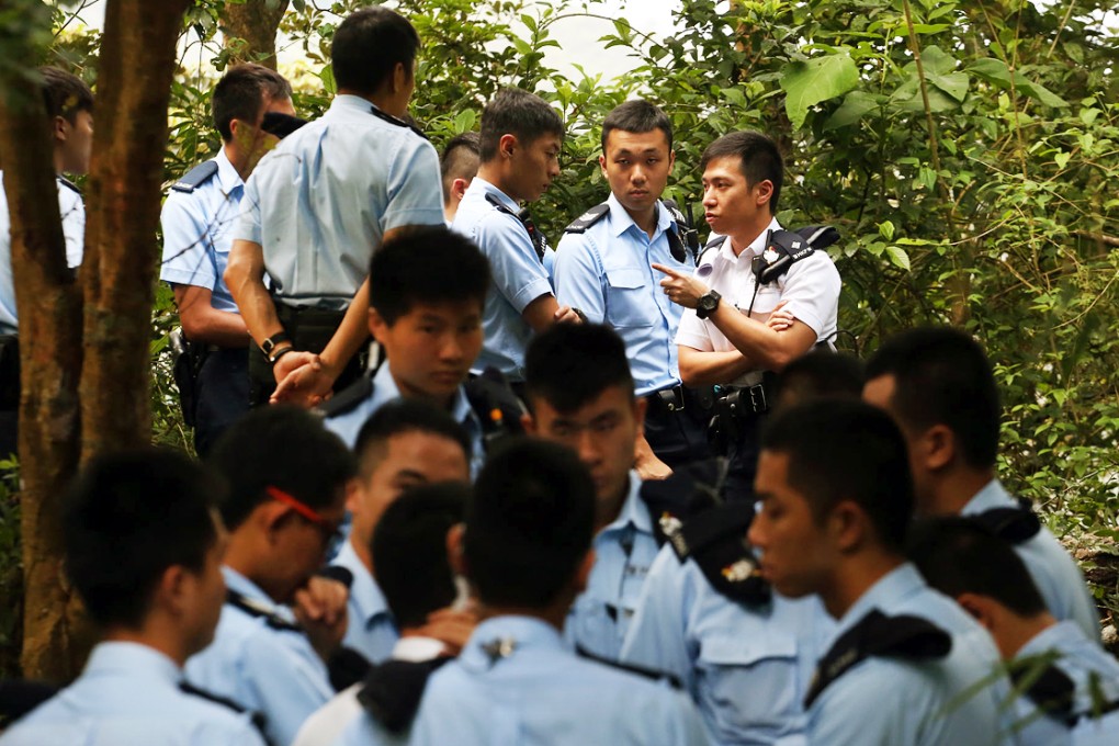 Police search for the six mainlanders at Fei Ngo Shan. Photo: Felix Wong