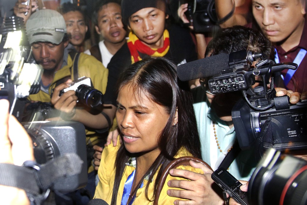 Marites Veloso (centre) is surrounded by media after visiting her sister Mary Jane at Wijayapura port in Cilacap, hours before the latter's execution was delayed. Photo: AP