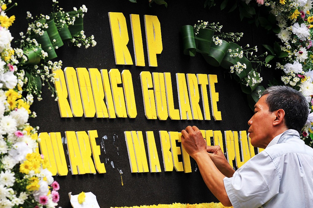 An Indonesian worker puts letters on a memorial sign for Brazilian death row Rodrigo Gularte during his funeral at Saint Carolus funeral Home in Jakarta. Photo: EPA