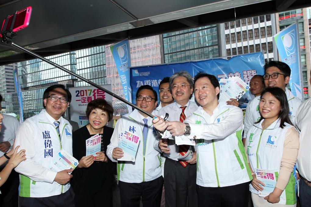 Financial chief John Tsang Chun-wah joins the Business and Professionals Alliance to hand out reform fliers in Central. Photo: Franke Tsang