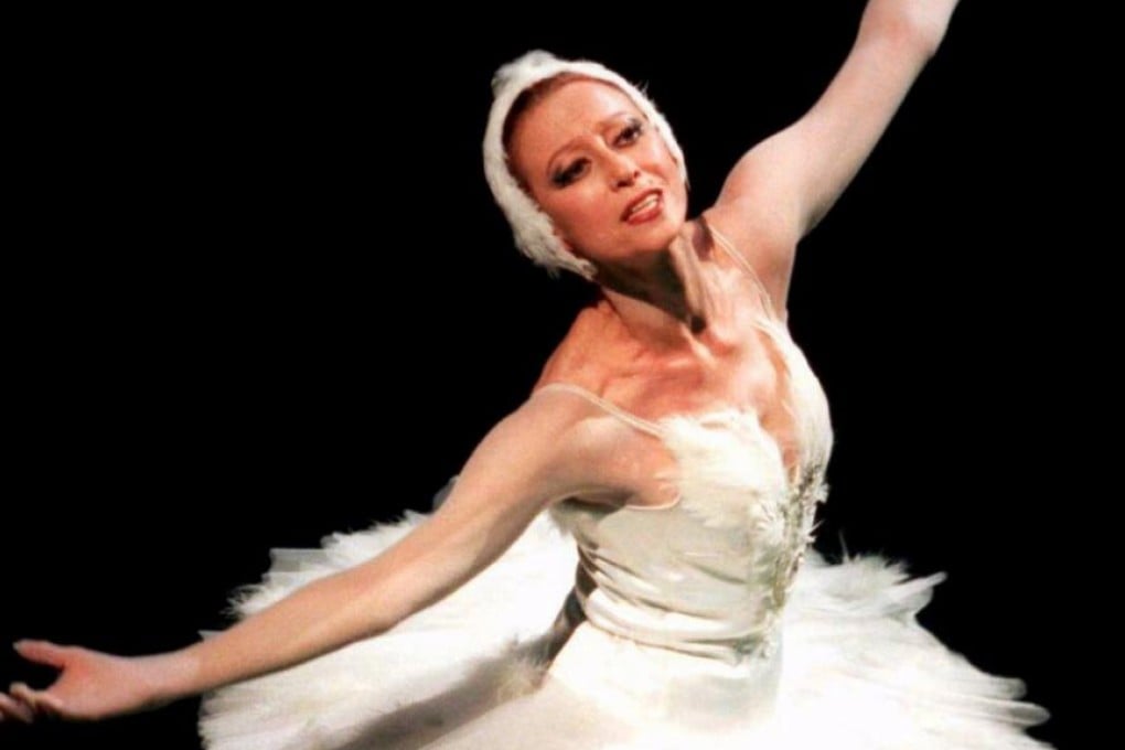 Russian ballet star Maya Plisetskaya greets the audience after performing a dance in 1995.Photo: Reuters