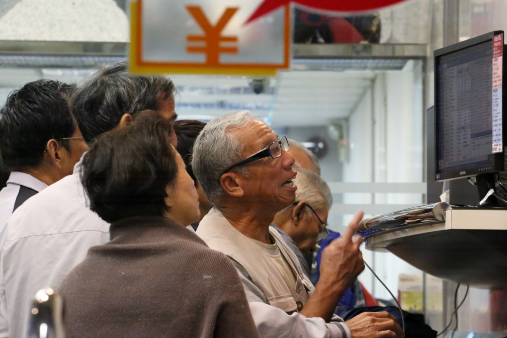 Investors in Hong Kong keep an eye on the stock market as changes in travel habits of Chinese tourists would boost stocks of companies like online travel agencies. Photo: Felix Wong