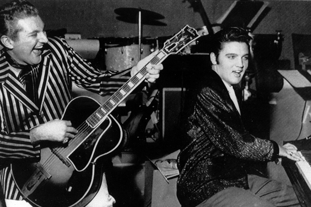 Liberace (left) playing guitar, accompanied by Elvis Presley on the piano, performing at the Riviera in November 1956. Photo: AP