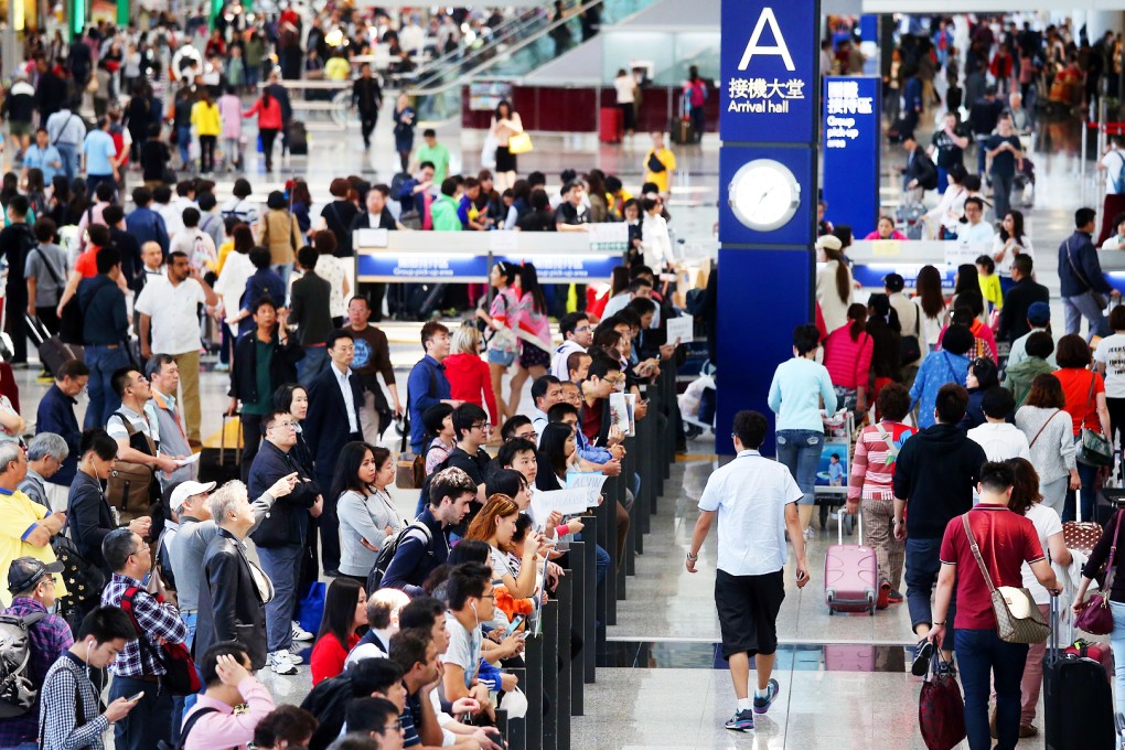 The Travel Industry Council estimated that overall visitor numbers were up by less than 10 per cent, its chairman Michael Wu Siu-ieng said on radio yesterday. Photo: K.Y. Cheng