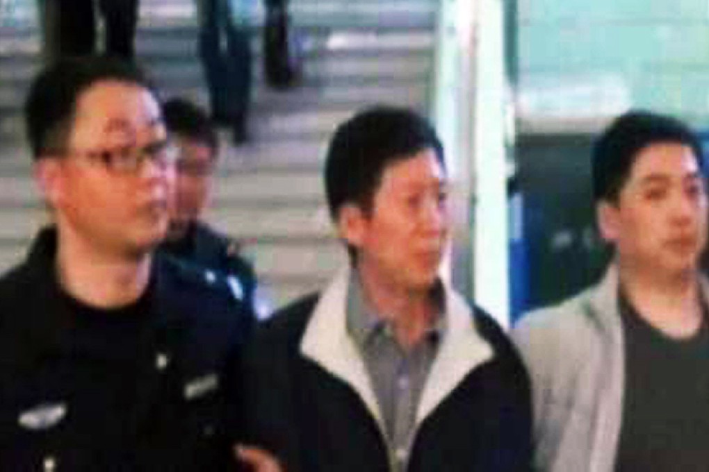 Chinese fugitive Dai Xuemin (centre) was arrested on April 25 as he allegedly tried to use fake documents to enter the country. Photo: CCTV