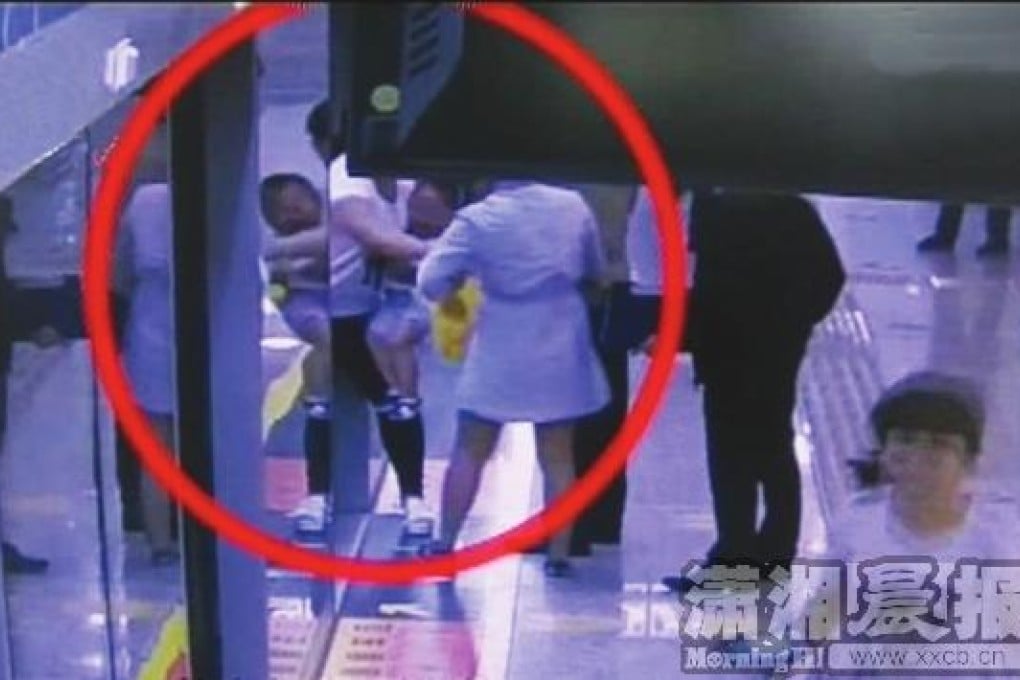 Surveillance footage of the woman blocking the train with her baby. Photo: Xiao Xiang Chen Bao