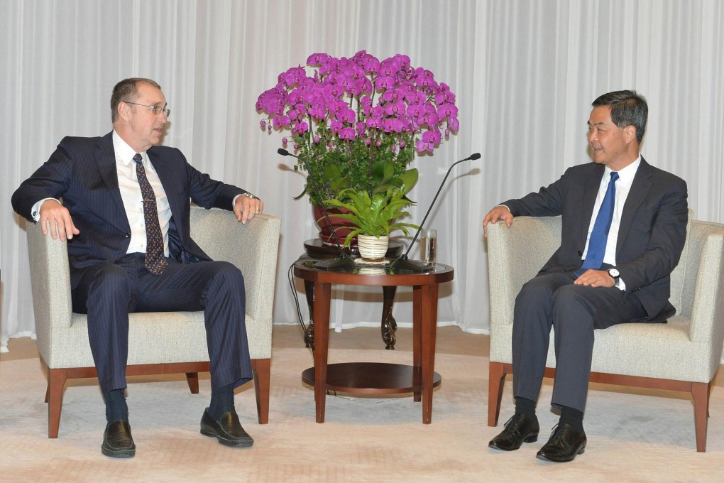 US politician Matt Salmon meets Leung Chun-ying yesterday.