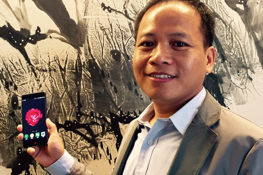 Nubia senior vice-president Felix Fu shows off the new Z9 smartphone in classic black. Photo: Wu Nan/SCMP