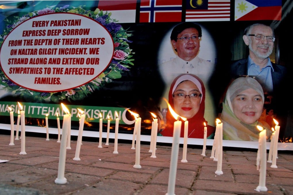 Pakistanis light candles for the victims of the Gilgit helicopter crash, in Islamabad, Pakistan.Photo: EPA