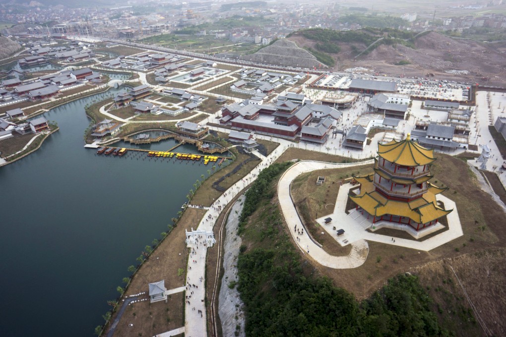 BEYOND ORIENTALISM　2008年 237P SC Huge replica of imperial palace opens its doors to the