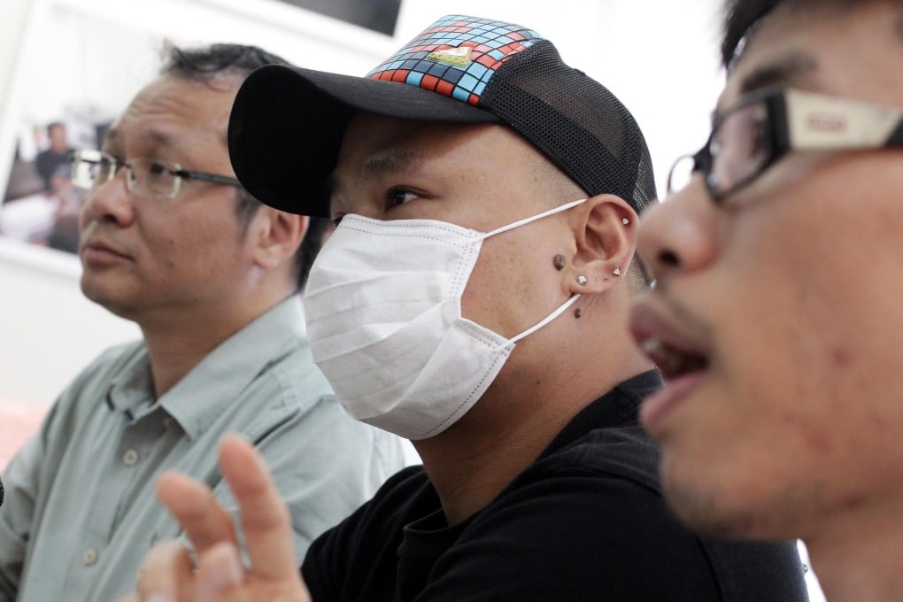 Richard Tsoi (left) of the Society for Community Organisation with Cheung Chi-keung, who applied for a flat in 2005. Photo: Dickson Lee