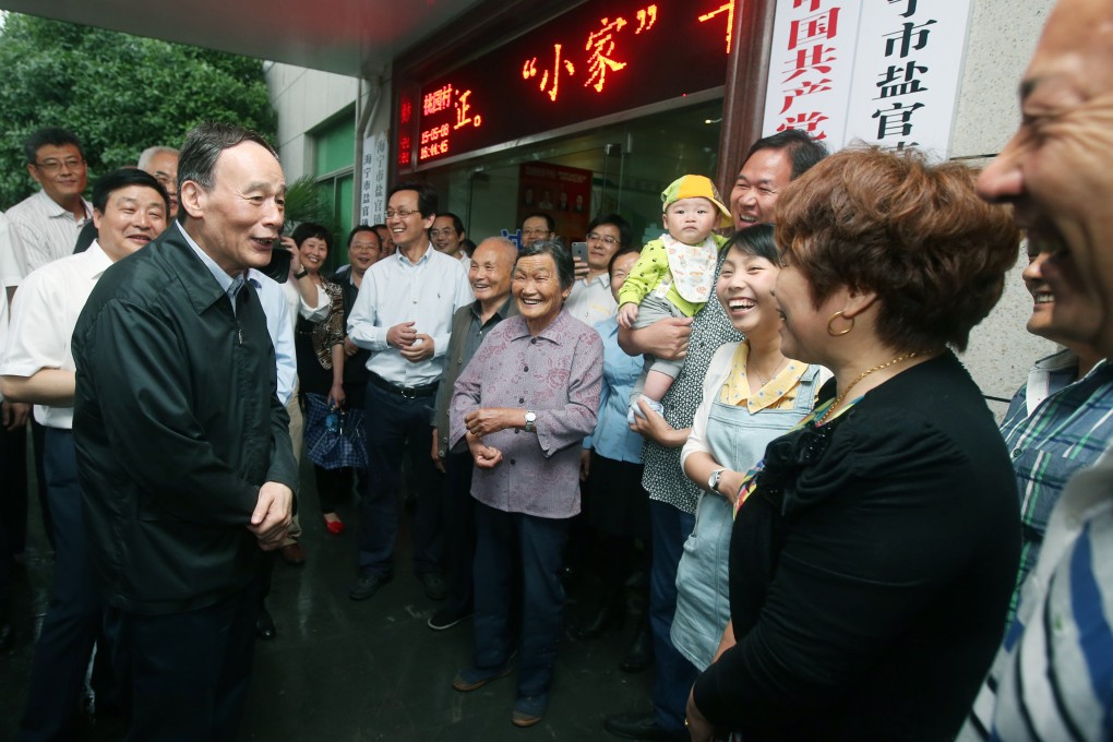 CCDI chief Wang Qishan meets residents during an inspection tour of Zhejiang province on May 8, 2015. Photo: Xinhua