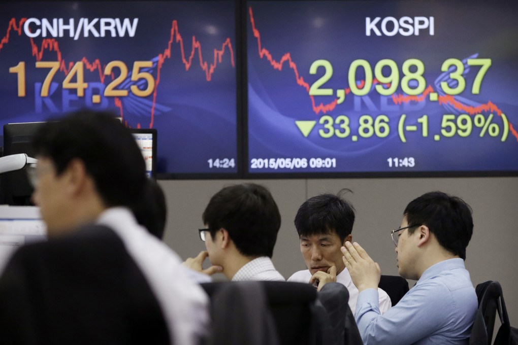 The rate of the CNH looms in the background of currency traders in Korea. China's yuan strengthened for the third day running. Photo: AP