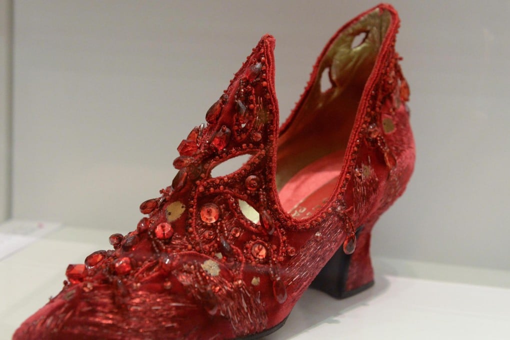 A Roger Vivier poulaine in red velvet embroidered with crystals and pearls from 1987.