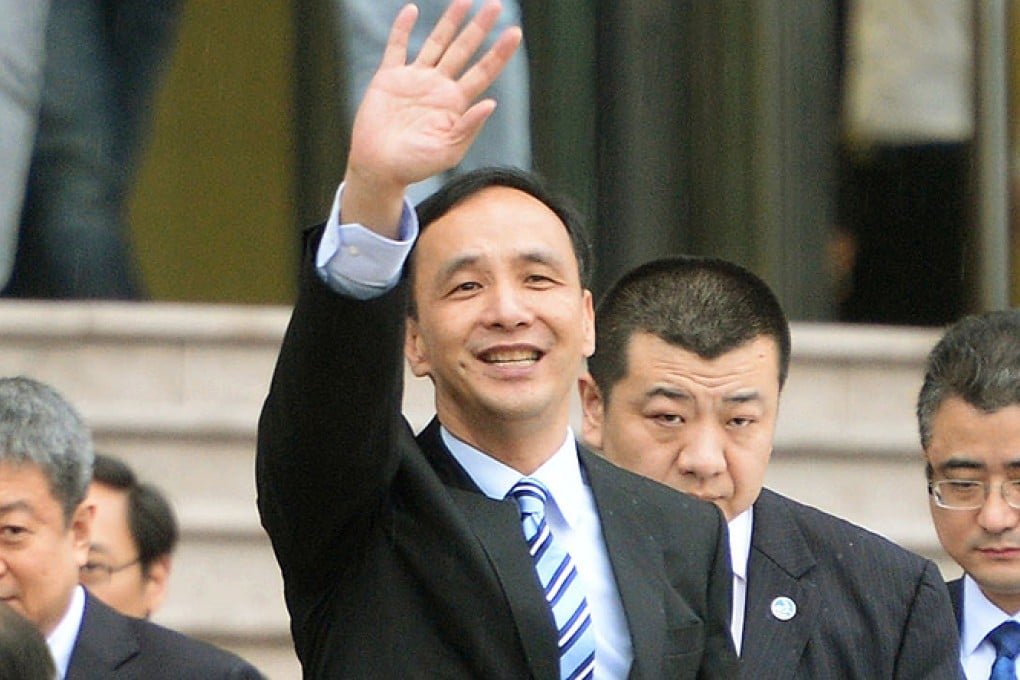 Eric Chu, chairman of Taiwan's ruling Kuomintang party, waves after giving a lecture at Fudan University in Shanghai on May 2. Photo: Kyodo