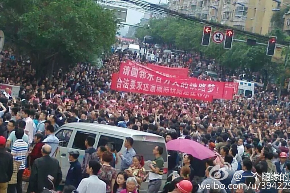 Around 20,00 people join a parade to request construction of the railway at Linshui in Sichuan.