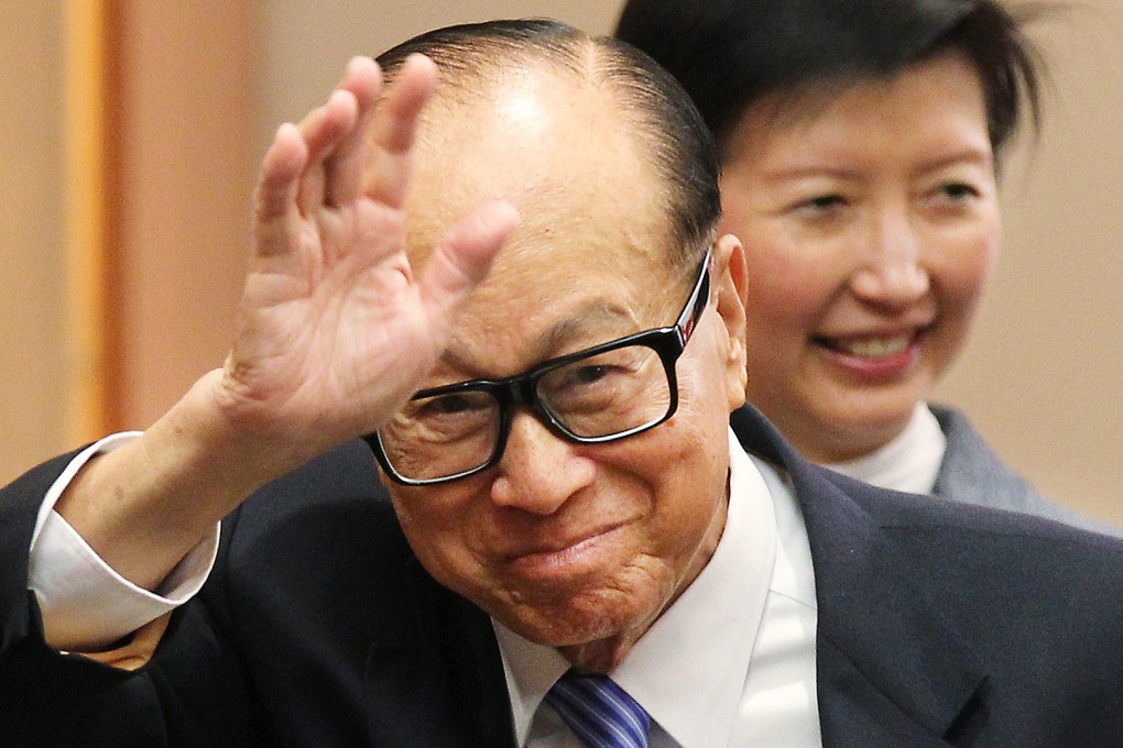 Billionaire Li Ka-shing waves as trading in shares of CK Hutchison and its subsidiary Hutchison Whampoa were suspended on Tuesday pending a court hearing on their merger. Photo: Edward Wong