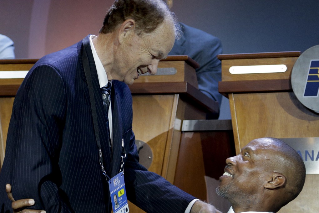 Minnesota Timberwolves owner, Glen Taylor, left, talks with Los Angeles Lakers coach Byron Scott. Photo: AP