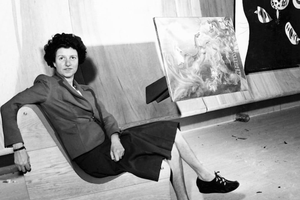 The art collector poses with paintings in New York in 1942. Photo: AP