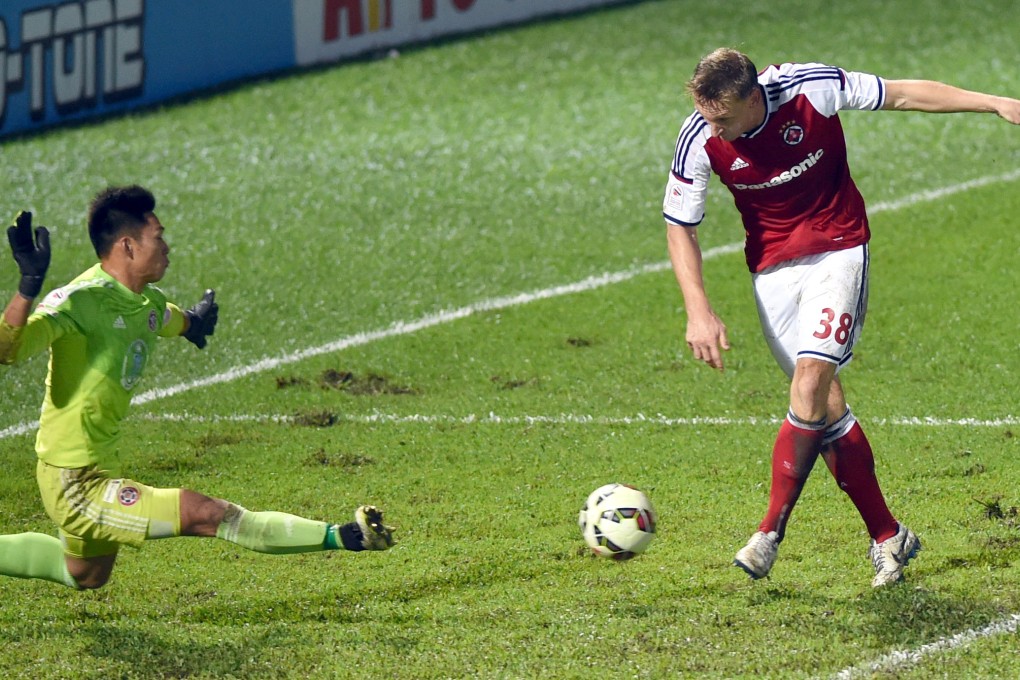 Eastern goalkeeper Yapp Hung-fai desperately tries to close down South China marksman Daniel McBreen at Mong Kok Stadium. Photos: Xinhua