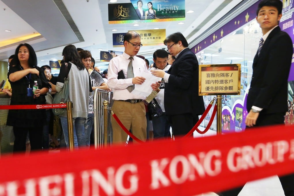 Homebuyers queue at a sales office of The Beaumount. Photo: Sam Tsang