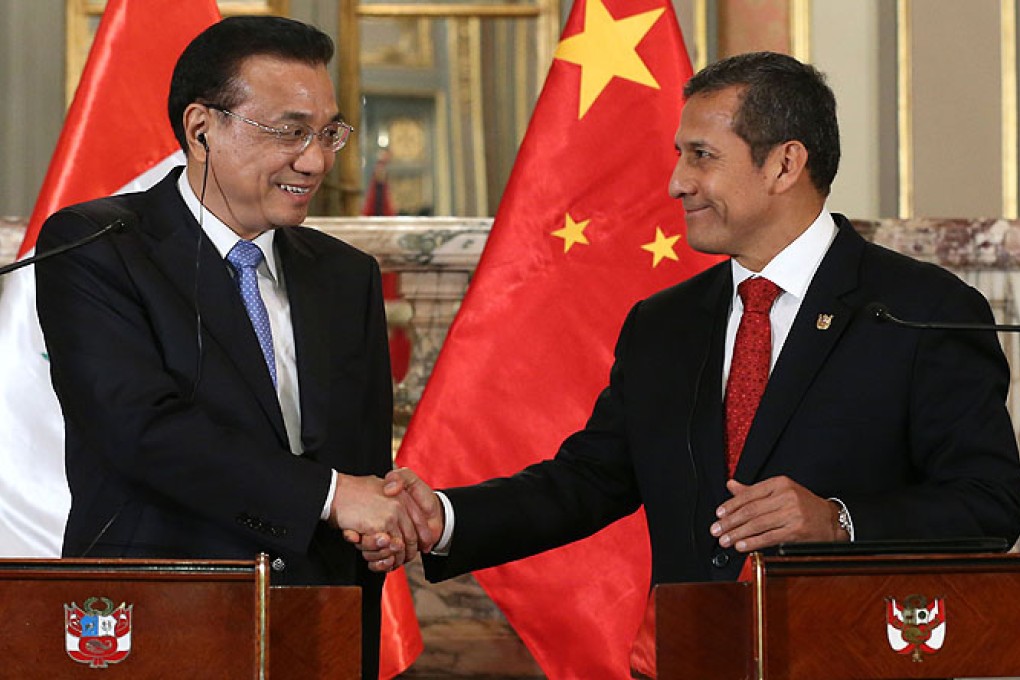 Premier Li Keqiang shakes hands with Peruvian President Ollanta Humala after their talks in Lima, Peru. Photo: Xinhua